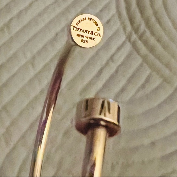 Return toTiffany NarrowCircle Edge Cuff, Sterling Silver,comes with original box - Picture 4 of 4